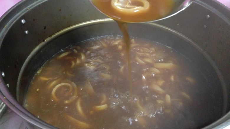 十味 猪皮冻,大火煮开转中小火煮40分钟左右,中途也要撇几次浮沫煮到肉皮软烂,汤粘稠,捞出葱姜、调料盒