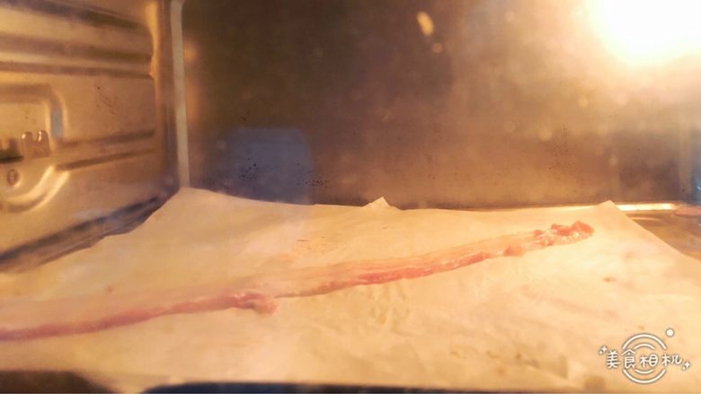 杨扬佳带你一起体验不一样的戚风蛋糕——咖喱培根戚风小蛋糕,<a style='color:red;display:inline-block;' href='/shicai/ 443'>培根</a>放入烤箱上下火120度，烤5分钟，晾凉切碎备用。