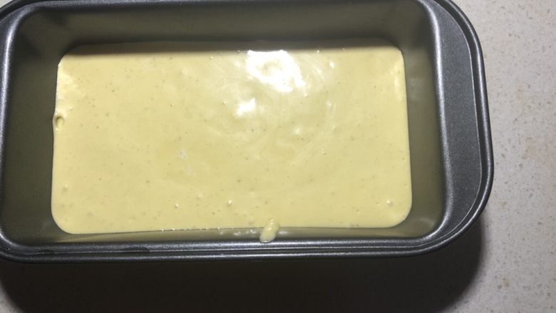 杨扬佳带你一起体验不一样的戚风蛋糕——咖喱培根戚风小蛋糕,倒入模具，轻震出气泡。