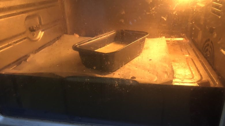 杨扬佳带你一起体验不一样的戚风蛋糕——咖喱培根戚风小蛋糕,烤箱上下火160度烤25-30分钟。