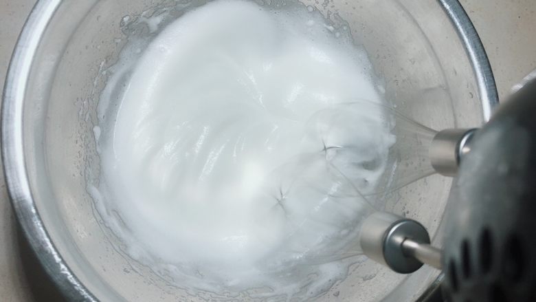 杨扬佳带你一起体验不一样的戚风蛋糕——咖喱培根戚风小蛋糕,打发至出现纹路，加入剩余糖，继续打发。