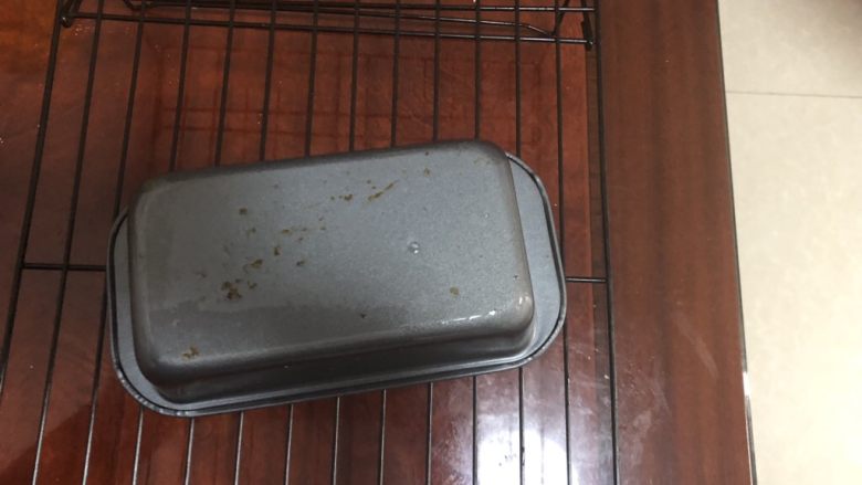 杨扬佳带你一起体验不一样的戚风蛋糕——咖喱培根戚风小蛋糕,倒扣晾凉。