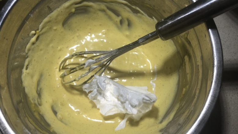 杨扬佳带你一起体验不一样的戚风蛋糕——咖喱培根戚风小蛋糕,剩余蛋白分两次加入，同样迅速搅拌均匀。