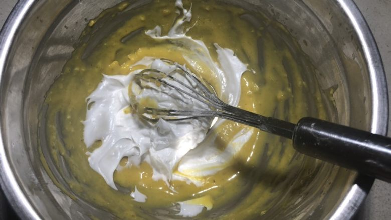 杨扬佳带你一起体验不一样的戚风蛋糕——咖喱培根戚风小蛋糕,面糊中加入1/3蛋白，迅速搅拌均匀。