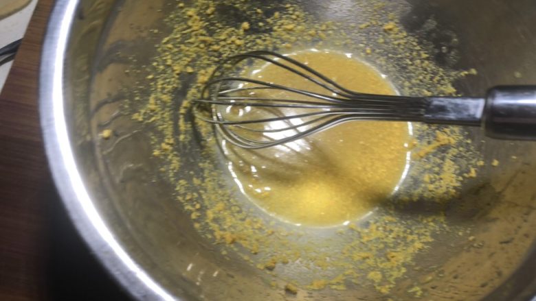 杨扬佳带你一起体验不一样的戚风蛋糕——咖喱培根戚风小蛋糕,搅拌至融化。