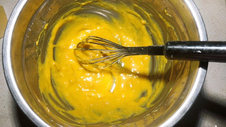 杨扬佳带你一起体验不一样的戚风蛋糕——咖喱培根戚风小蛋糕,拌成糊状。