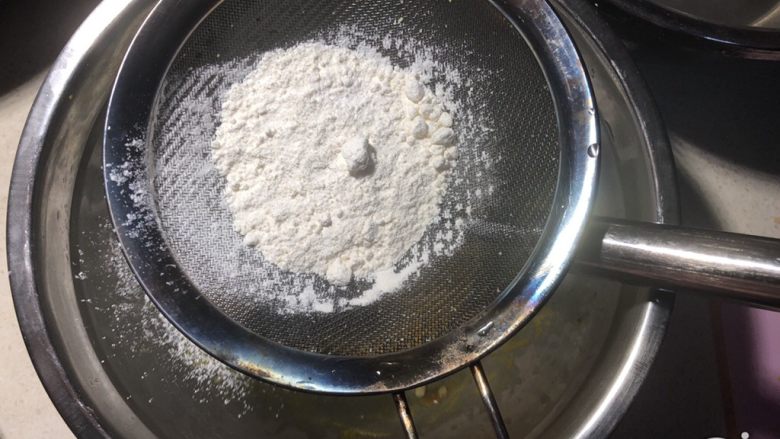 杨扬佳带你一起体验不一样的戚风蛋糕——咖喱培根戚风小蛋糕,筛入面粉。