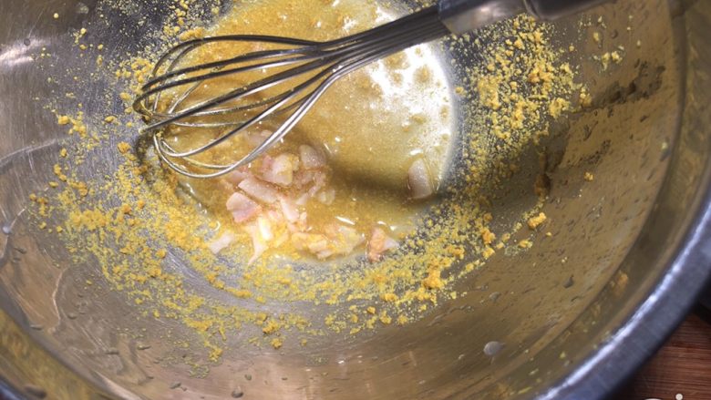 杨扬佳带你一起体验不一样的戚风蛋糕——咖喱培根戚风小蛋糕,加入培根碎拌匀。