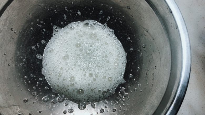 杨扬佳带你一起体验不一样的戚风蛋糕——咖喱培根戚风小蛋糕,打发至出现鱼眼泡，加入1/3白<a style='color:red;display:inline-block;' href='/shicai/ 10588'>糖</a>，继续打发。