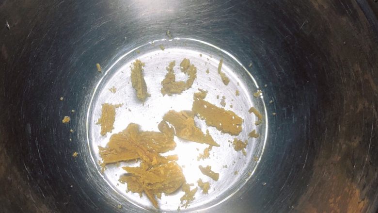 杨扬佳带你一起体验不一样的戚风蛋糕——咖喱培根戚风小蛋糕,<a style='color:red;display:inline-block;' href='/shicai/ 693'>咖喱</a>切碎，加入开水。