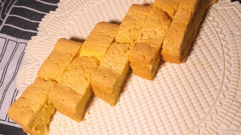 杨扬佳带你一起体验不一样的戚风蛋糕——咖喱培根戚风小蛋糕,脱模切块即可。