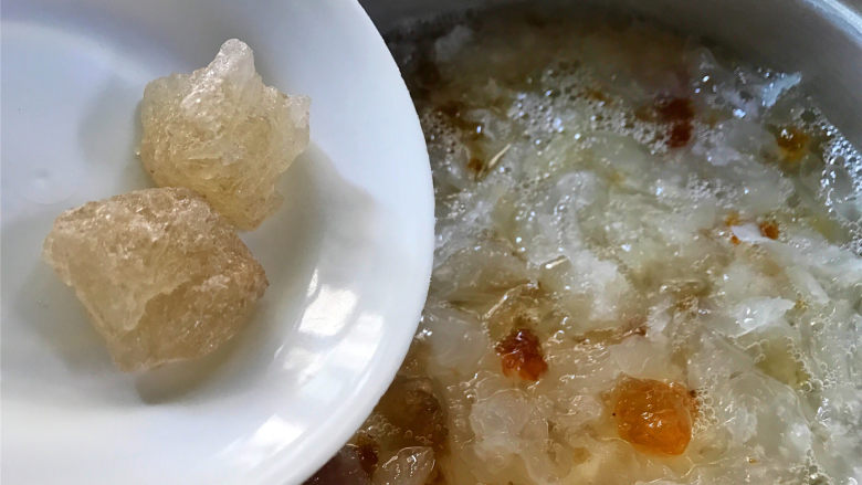蔓越莓桃胶银耳羹,至桃胶和银耳呈透明色且软糯,加入<a style='color:red;display:inline-block;' href='/shicai/ 866'>冰糖</a>。
