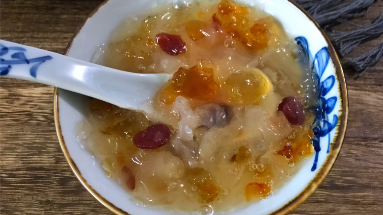 蔓越莓桃胶银耳羹,晶莹剔透、润滑细腻,入口甜而不腻的蔓越莓桃胶银耳羹。