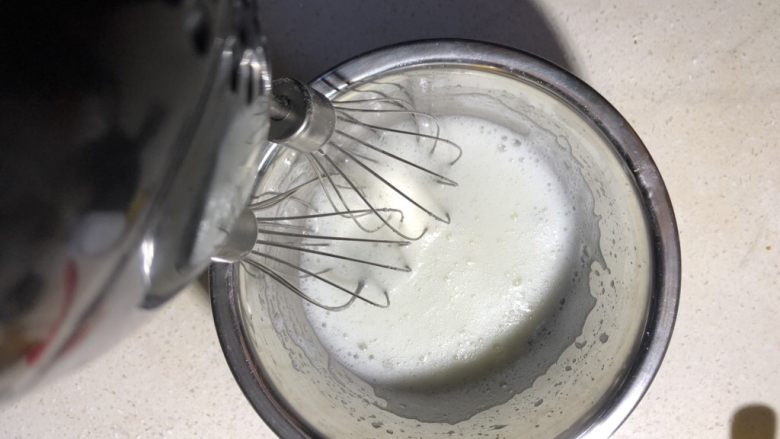 杨扬佳带你一起体验不一样的戚风蛋糕——咖喱培根戚风小蛋糕,出现密集泡沫，再次加入1/3白糖，继续打发。