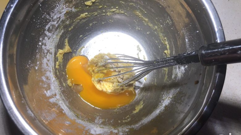 杨扬佳带你一起体验不一样的戚风蛋糕——咖喱培根戚风小蛋糕,加入蛋黄。