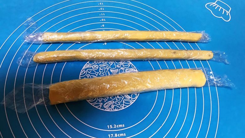 十味 猫爪饼干,把做好的三个面条分别用保鲜膜包起来,放入冰箱冷冻20分钟