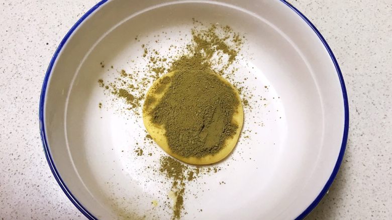 十味 猫爪饼干,在80克面团里加入抹茶粉,加入5克鹌鹑蛋液