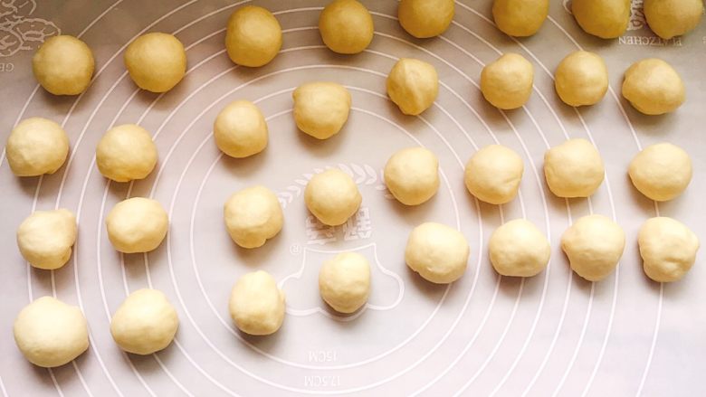 十味 玫瑰餐包,分成15克每个的小剂子,约30个,然后将小剂子滚圆