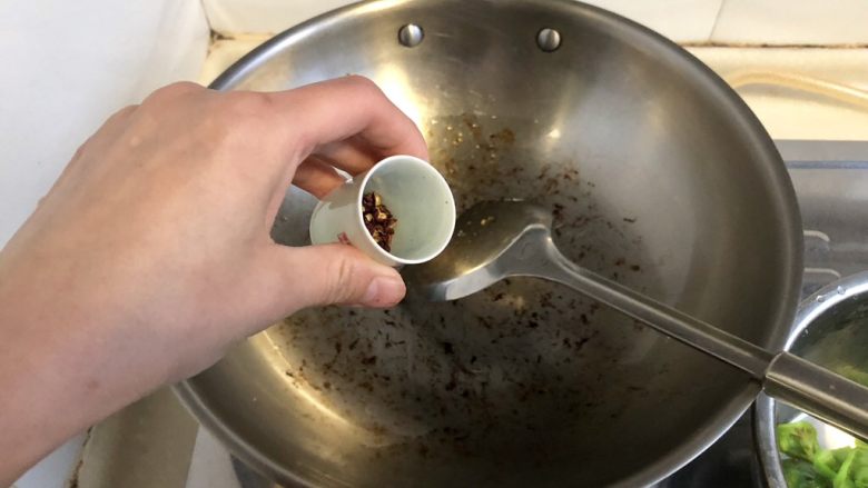 绿叶丛中睡一场➕私房农家小炒肉,阿晨今天火大了点,不锈钢锅上煸辣椒后留下黑色的印子,偷懒没有洗锅,别拍我😛,放入适量食用油,放入花椒,小火煸出花椒香味后,把花椒沥油盛出,