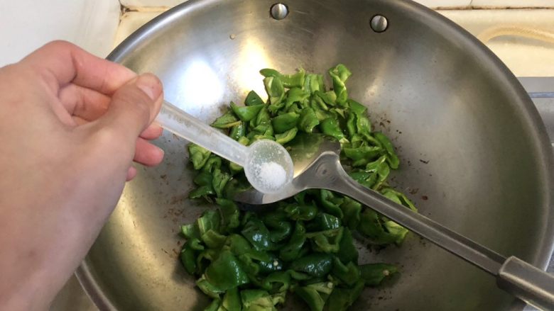 绿叶丛中睡一场➕私房农家小炒肉,加入少许食盐,翻炒均匀,让辣椒有个基味