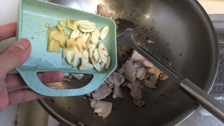 绿叶丛中睡一场➕私房农家小炒肉,加入蒜片姜片,煸香