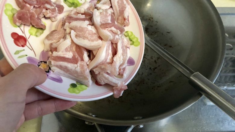 绿叶丛中睡一场➕私房农家小炒肉,加入五花肉片,继续小火煸炒,煸炒出油脂