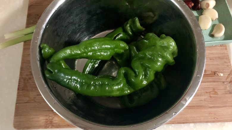 绿叶丛中睡一场➕私房农家小炒肉,螺丝椒去蒂去籽,洗净备用