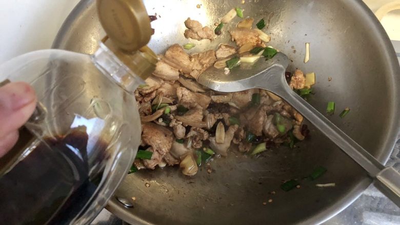 绿叶丛中睡一场➕私房农家小炒肉,加入半勺味极鲜酱油,翻炒均匀