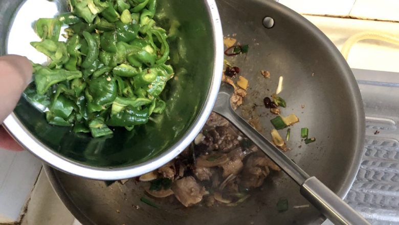 绿叶丛中睡一场➕私房农家小炒肉,转中火,加入煸后的螺丝椒,翻炒一分钟