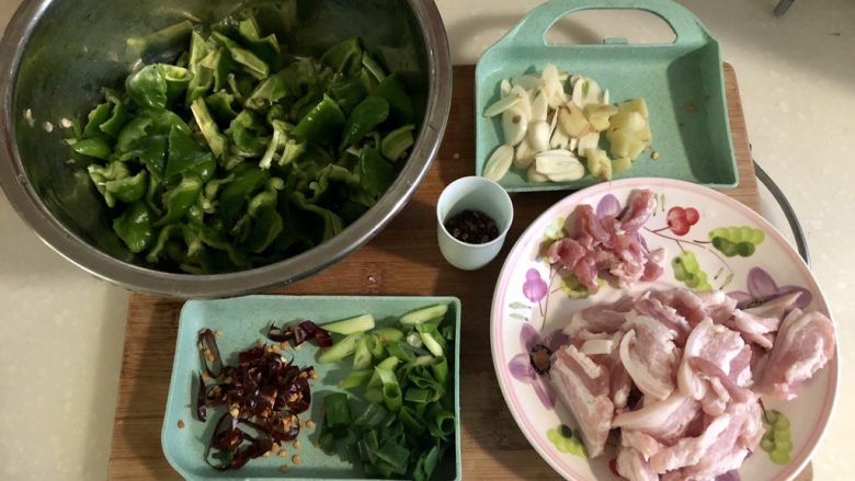 绿叶丛中睡一场➕私房农家小炒肉,全部食材改刀准备好,开始下锅喽