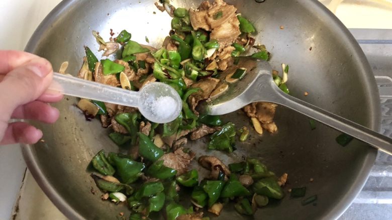 绿叶丛中睡一场➕私房农家小炒肉,尝下咸淡,如果觉得淡,可根据个人口味加入少许食盐,翻炒均匀即可出锅了。