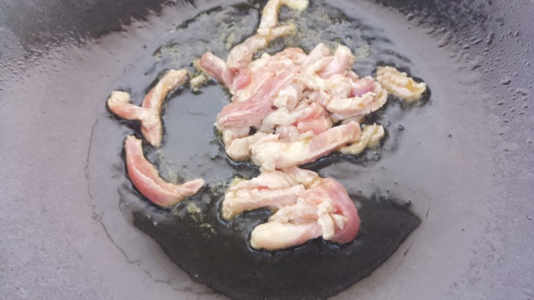 家常过水面,锅里热油,把<a style='color:red;display:inline-block;' href='/shicai/ 414'>猪肉</a>丝放进去炒。
