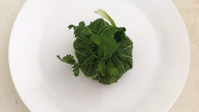 十味 东北农家饭 饭包,用香菜叶扎口