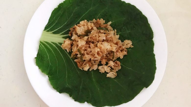 十味   东北农家饭  饭包,在白菜叶上加2勺调好的鸡蛋酱米饭