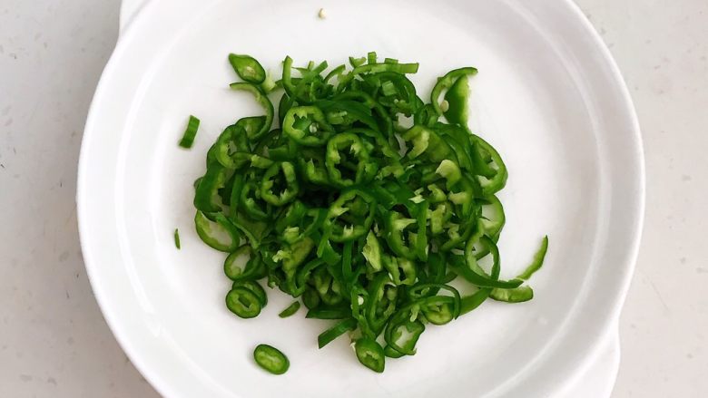 十味 东北农家饭 饭包,把辣椒切成丝