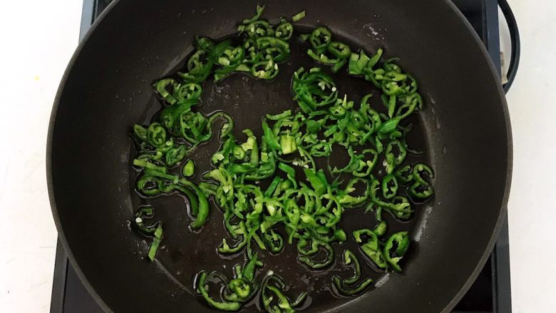 十味 东北农家饭 饭包,另起锅,加入1小勺玉米油,油烧热后加入辣椒丝,翻炒1分钟