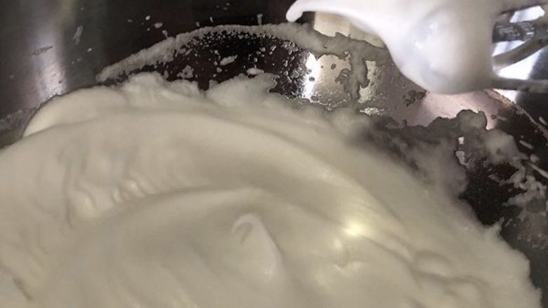 原味戚风蛋糕卷,蛋清分三次加糖打发至湿性发泡,提起留有小弯勾,勾直了就过了,卷的时候会开裂的