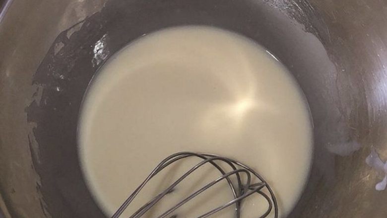 原味戚风蛋糕卷,夏天直接搅拌至乳化,一点油星都不能有哦!冬天隔温水搅拌比较容易乳化