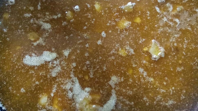 十味耙泥鳅,掺入高汤,熬制。