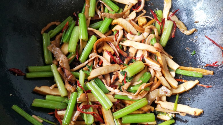 十味 客家小炒,最后加入一丢丢的<a style='color:red;display:inline-block;' href='/shicai/ 3729'>白糖</a>提鲜,翻炒均匀。