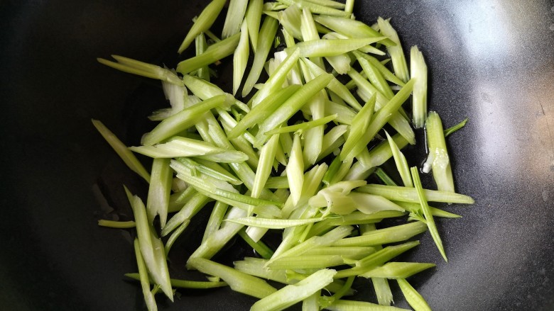 十味 西芹百合炒肉,下入西芹,大火翻炒。