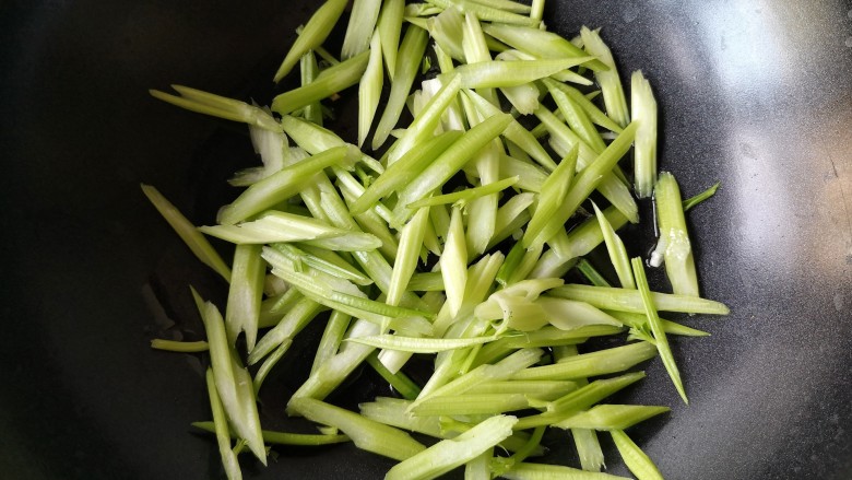 十味 西芹百合炒肉,下入西芹，大火翻炒。