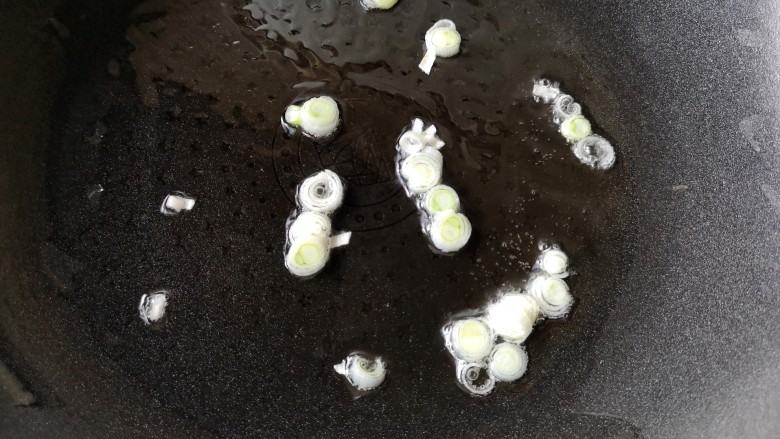 十味 西芹百合炒肉,另起锅,加入适量油烧热后下葱花爆出香味。