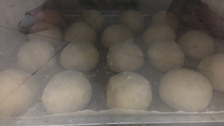70年代怀旧美食—老式光头儿,烤箱提前170度预热,将光头面团放入烤箱中层160度上下火20分钟左右,上色即可