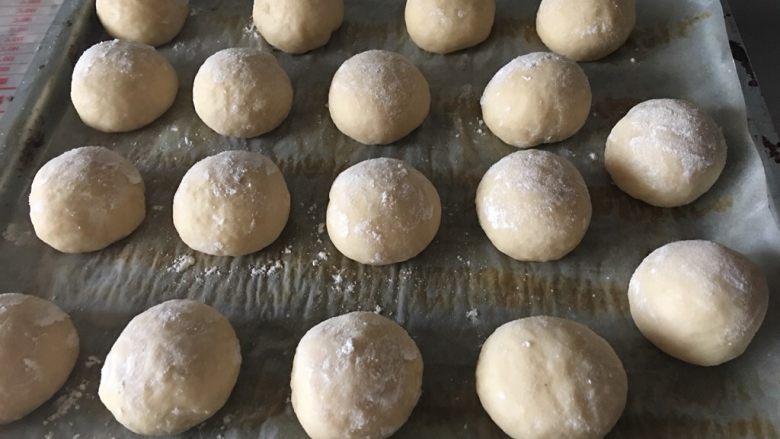 70年代怀旧美食—老式光头儿,揉成表面光滑的小面团子,表面拍好面粉