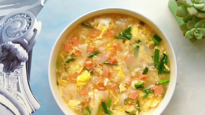 自己瞎捣鼓还挺美味的片儿汤,昨晚剩了包馄饨皮，切成的菱形片，昨晚做馄饨剩的<a style='color:red;display:inline-block;' href='/shicai/ 116'>韭菜</a>，洗了洗切吧切吧，上个周去超市买菜的时候买了根孜然味QQ肠，切吧切吧，前几天买的<a style='color:red;display:inline-block;' href='/shicai/ 9'>鸡蛋</a>，砸两个搅和开，开火倒油小葱碎爆锅儿，倒进去开水和肠丁 <a style='color:red;display:inline-block;' href='/shicai/ 9'>鸡蛋</a>，搅和一下煮开，倒入面片儿、一丢丢<a style='color:red;display:inline-block;' href='/shicai/ 756'>鸡精</a>、和味达美酱油、一小撮儿盐、一勺<a style='color:red;display:inline-block;' href='/shicai/ 847'>香油</a>，爱吃酸多来点醋，煮个七八分钟出锅儿开造！出锅儿前放入<a style='color:red;display:inline-block;' href='/shicai/ 116'>韭菜</a>段儿