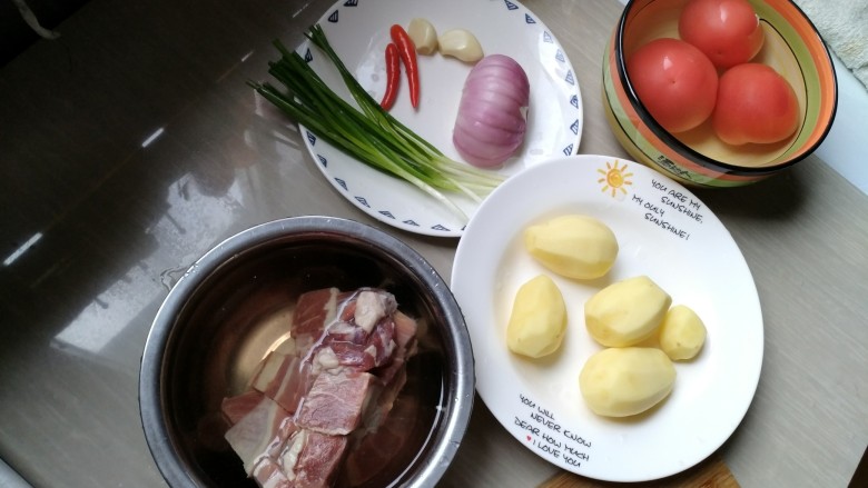 番茄牛腩,洗好所有的食材,<a style='color:red;display:inline-block;' href='/shicai/ 10823'>牛腩块</a>要反复用清水泡,倒掉血水。