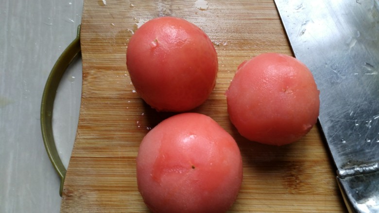 番茄牛腩,<a style='color:red;display:inline-block;' href='/shicai/ 3551'>西红柿</a>用开水泡大概一分钟,去皮。