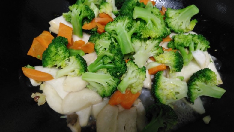谷物薯饭+清炒杏鲍菇、西兰花、皮菜、胡萝卜,待杏鲍菇变软,倒入西兰花和胡萝卜片。