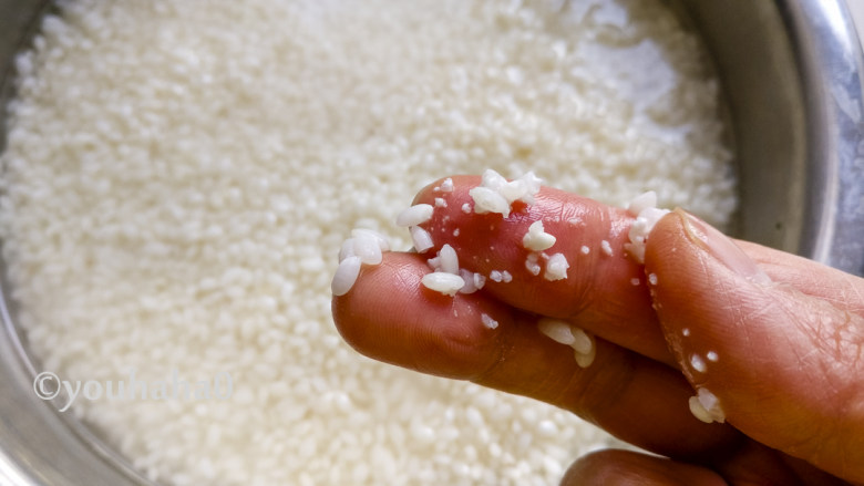糯米红豆糕,浸泡后的糯米用手指一捻就碎的状态,这种状态的糯米就是泡好了。